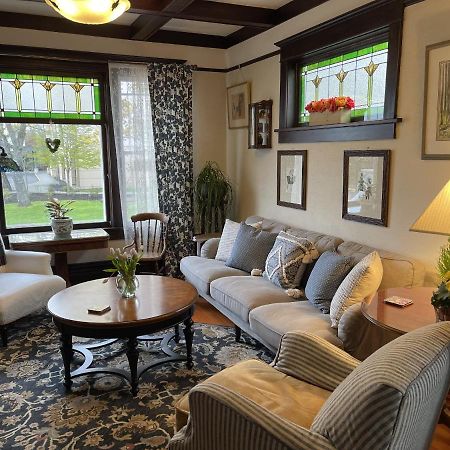 Fisher House Victoria Bed And Breakfast Екстериор снимка