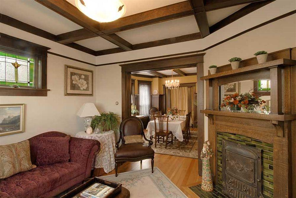 Fisher House Victoria Bed And Breakfast Екстериор снимка