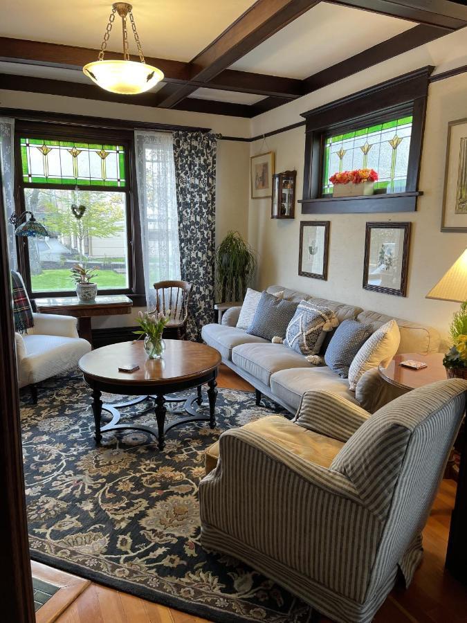 Fisher House Victoria Bed And Breakfast Екстериор снимка