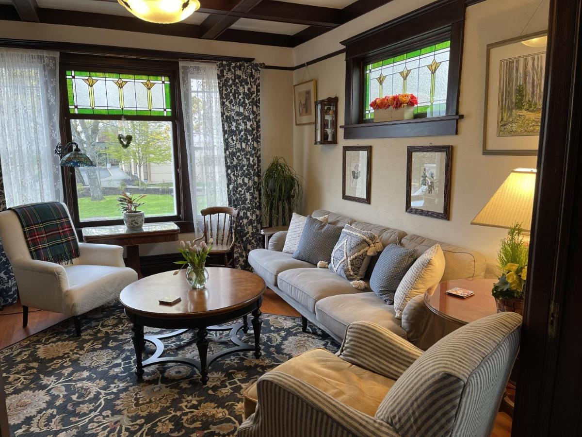 Fisher House Victoria Bed And Breakfast Екстериор снимка