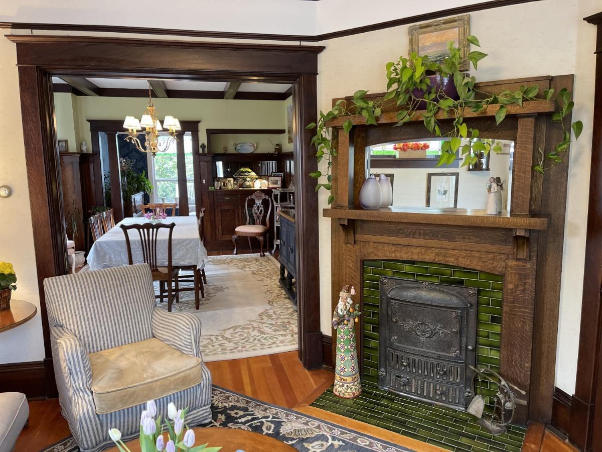 Fisher House Victoria Bed And Breakfast Екстериор снимка